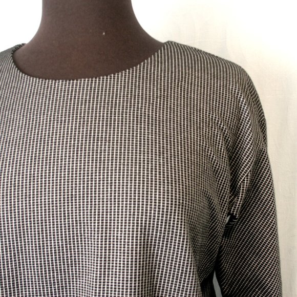 Black & White Pullover Shirt with Contrast Trim on Sides - Picture 2 of 8